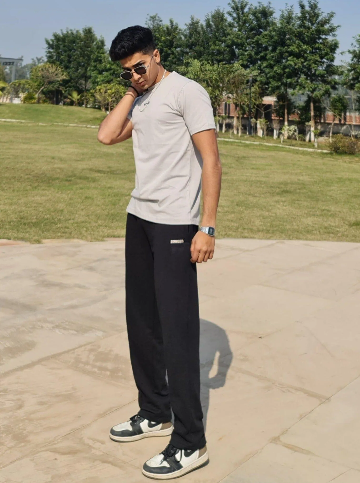Minimal Burger Logo : Round Neck Regular Tee For Men